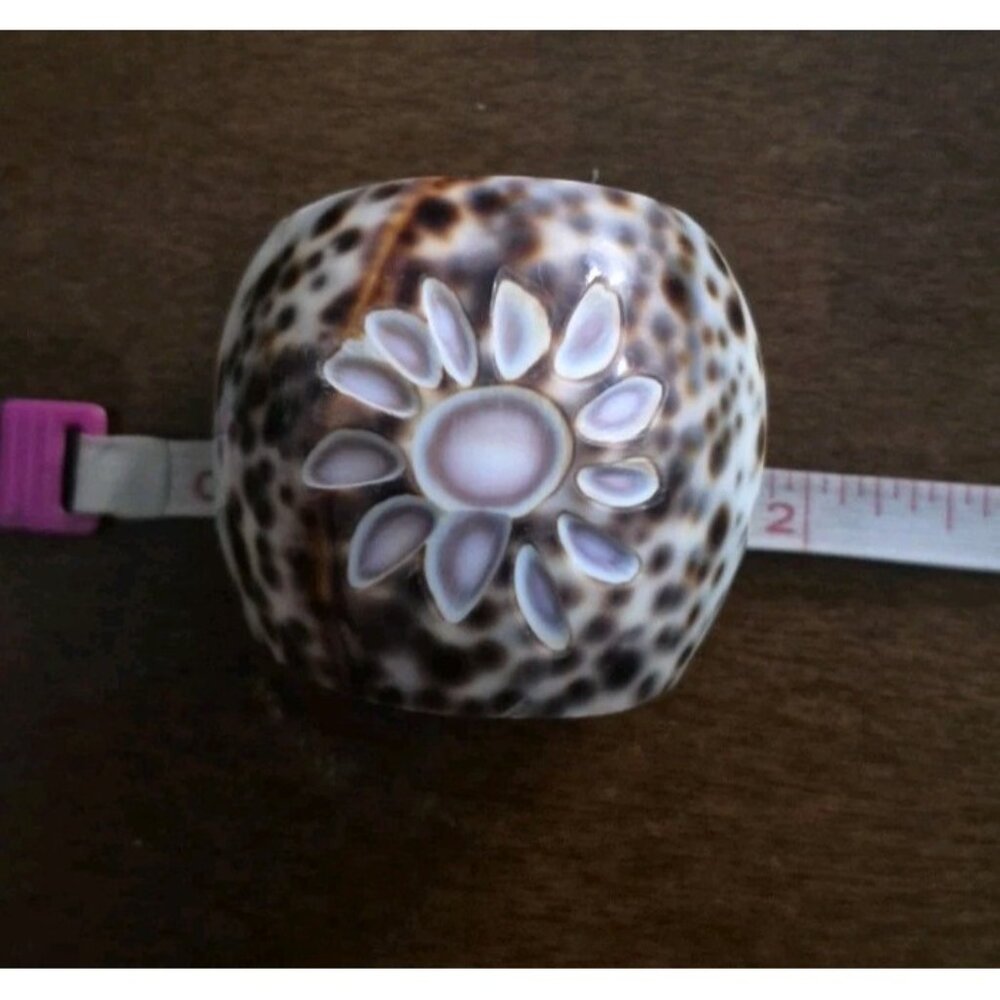 Set Of (12) 1iger Leopard Cowrie Shell Starburst Hand Carved Napkin Rings - Picture 8 of 9